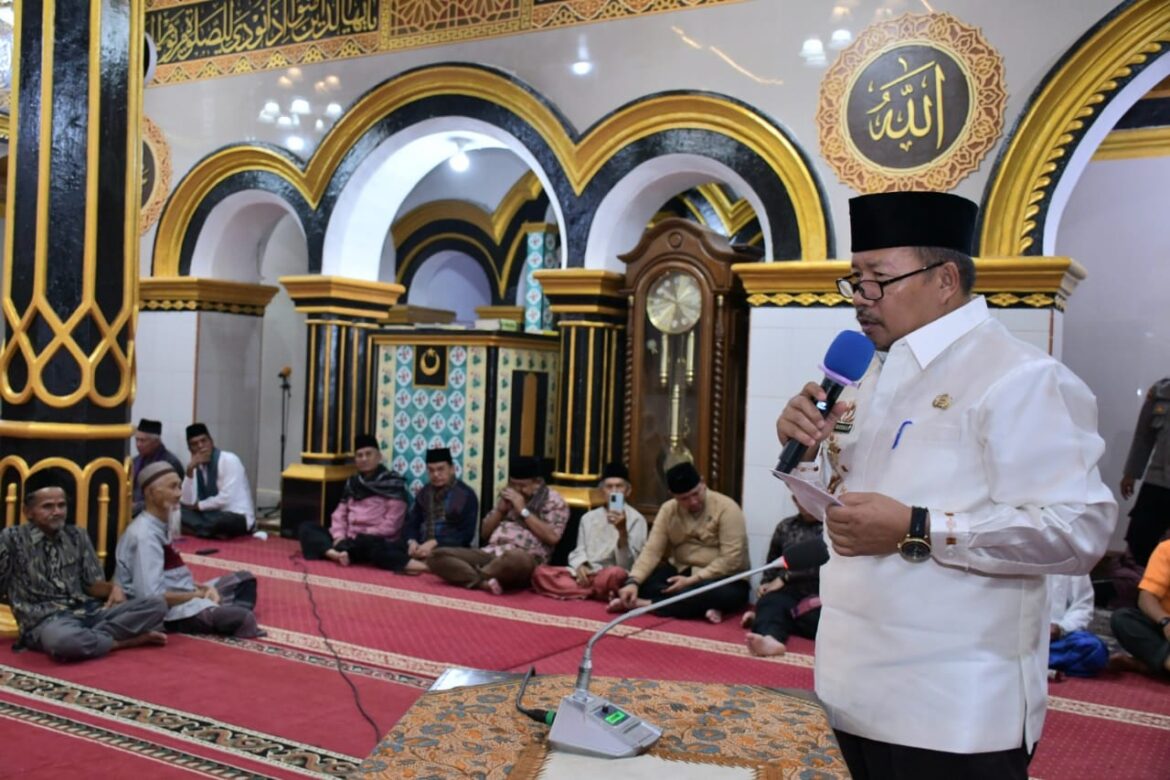 Bersafari ke Masjid Ummil Qura Bancah, Bupati Agam Salurkan Bantuan Rp15 juta