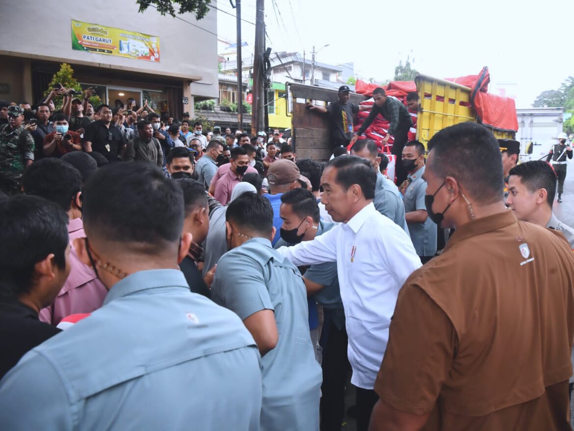 Presiden Jokowi Bagikan Sembako hingga Hamper untuk Masyarakat di Kota Bogor